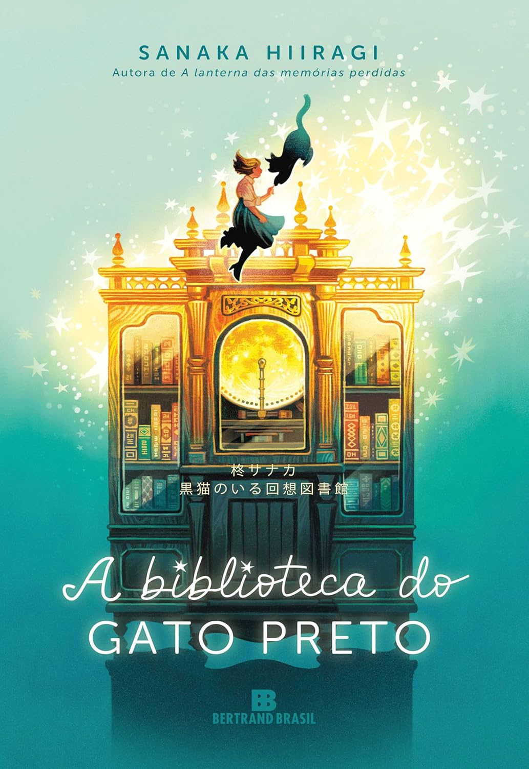 Ilustração de uma biblioteca infinita e mágica, com um gato preto sentado em um púlpito, uma jovem mulher à beira de uma porta iluminada, representando a trama de "A Biblioteca do Gato Preto" de Sanaka Hiiragi.