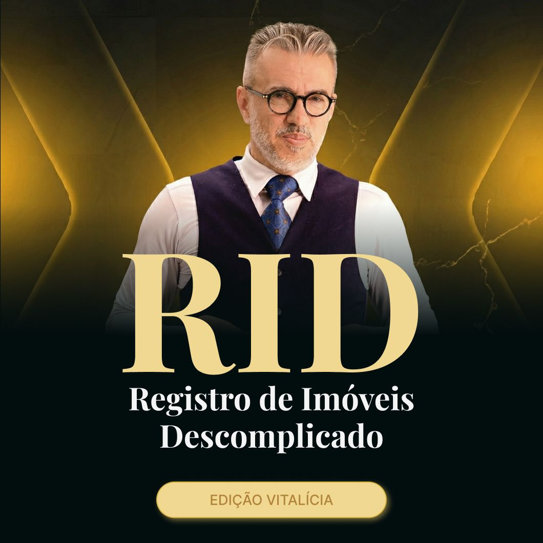 Professor Marcos Salomão apresentando o Curso Registro de Imóveis Descomplicado (RID) em ambiente de cartório.