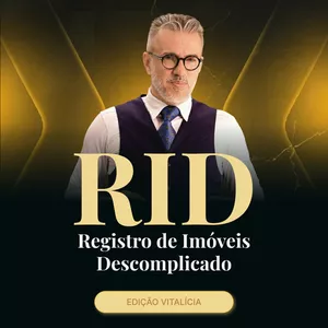 Professor Marcos Salomão apresentando o Curso Registro de Imóveis Descomplicado (RID) em ambiente de cartório moderno.